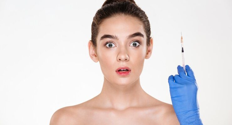 portrait-excited-frightened-woman-preparing-injections-hyaluronic-acid-her-face-having-skin-care-treatment-clinic_171337-678